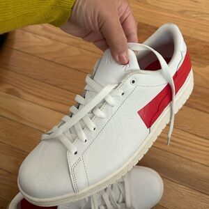 White Sneakers with Minimalist Design and Smooth Leather